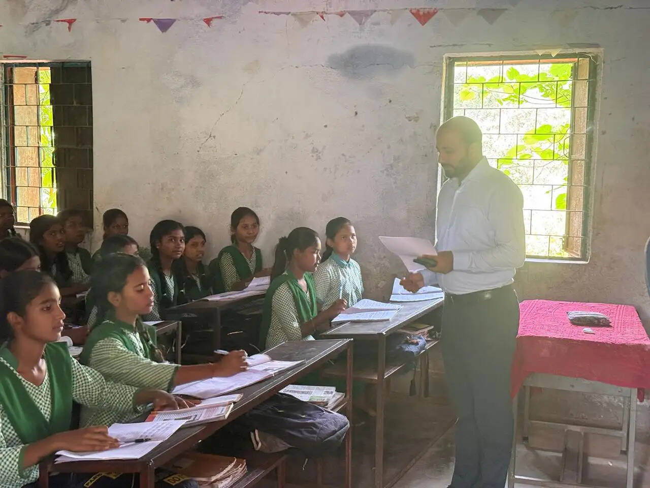 हाई स्कूल&nbsp;डिमरा पहुंचे डीसी, लापरवाही पर 09 शिक्षकों का रोका वेतन