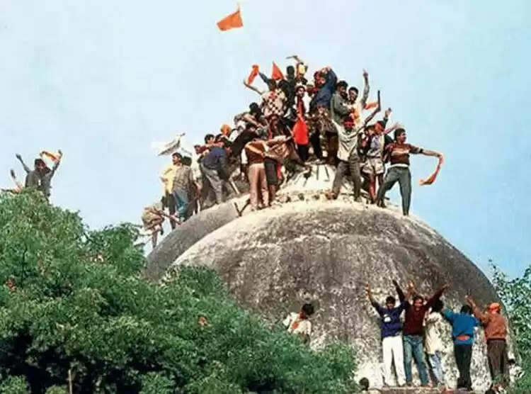 इतिहास के पन्नों में 06 दिसंबर : 1992 में अयोध्या में विवादित ढांचा गिराया गया, देशभर में भड़की हिंसा