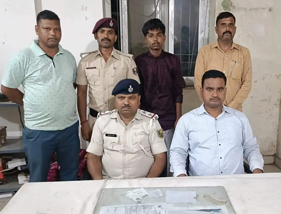 बच्चे के गले से सोने का लॉकेट छीनकर भाग रहा युवक दबोचा गया