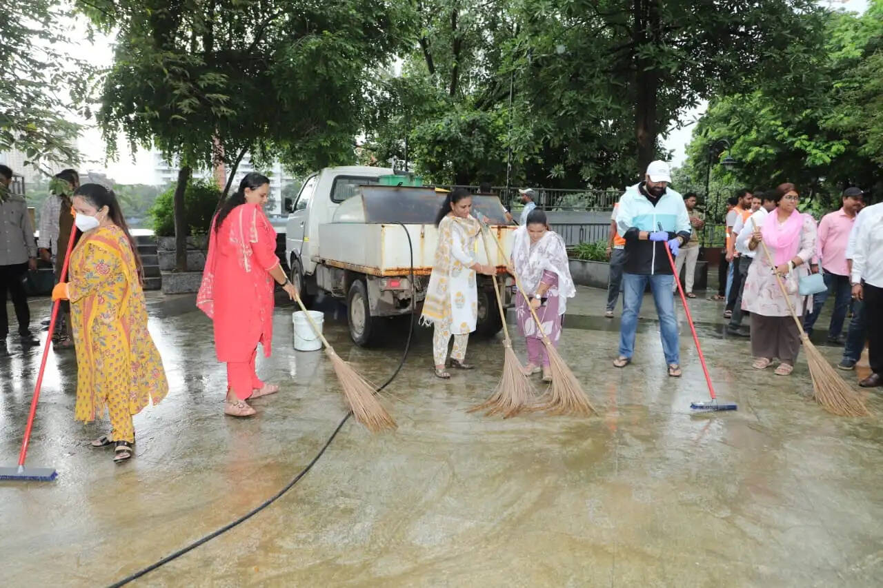 ठाणे में रायलादेवी झील क्षेत्र की सफाई में लोगों का साथ