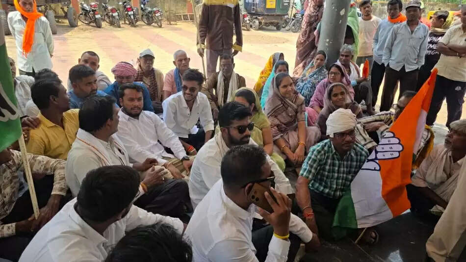 कांग्रेस ने दुर्व्यवहार का आरोप लगाते हुए विराेध-प्रदर्शन कर कलेक्टर को सौपा ज्ञापन