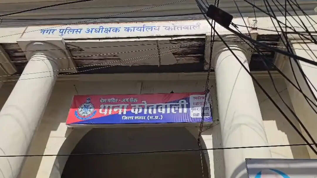 सागर में इंसानियत शर्मसार, सड़क किनारे बैठी गाय के साथ युवक ने की हैवानियत; वीडियो वायरल