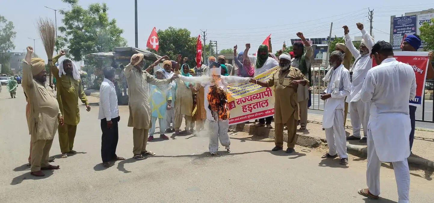 सिरसा में ग्रामीण सफाई कर्मचारियों ने पंचायत मंत्री का पुतला फूंका