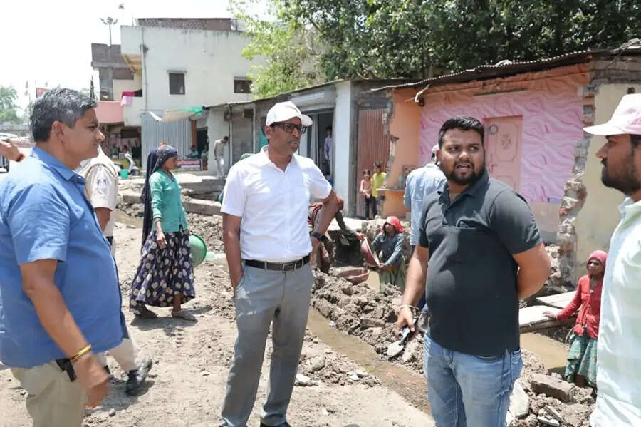 मार्ग चौड़ीकरण के कार्यों को बारिश के पहले पूरा करें : संभागायुक्त सिंह