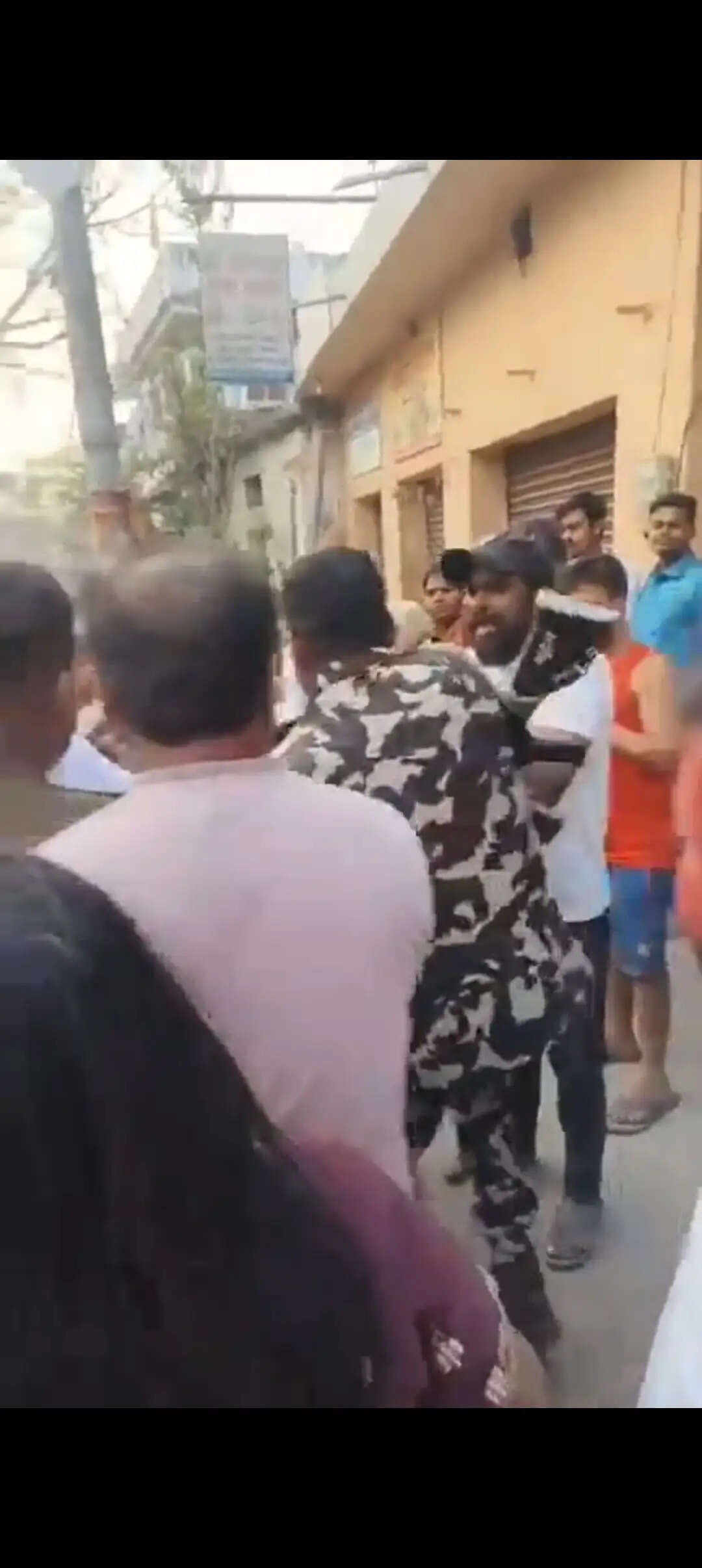 मुजफ्फरपुर में खूनी संघर्ष, पुलिस वाहन पर हमला, पांच गिरफ्तार