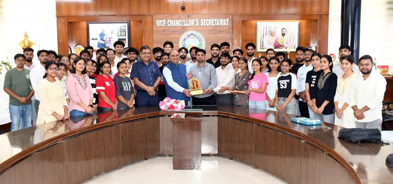 हिसार : विद्यार्थियों के हितों का ध्यान रखना बेहतर शैक्षणिक वातावरण की पहचान : प्रो. बीआर कम्बोज
