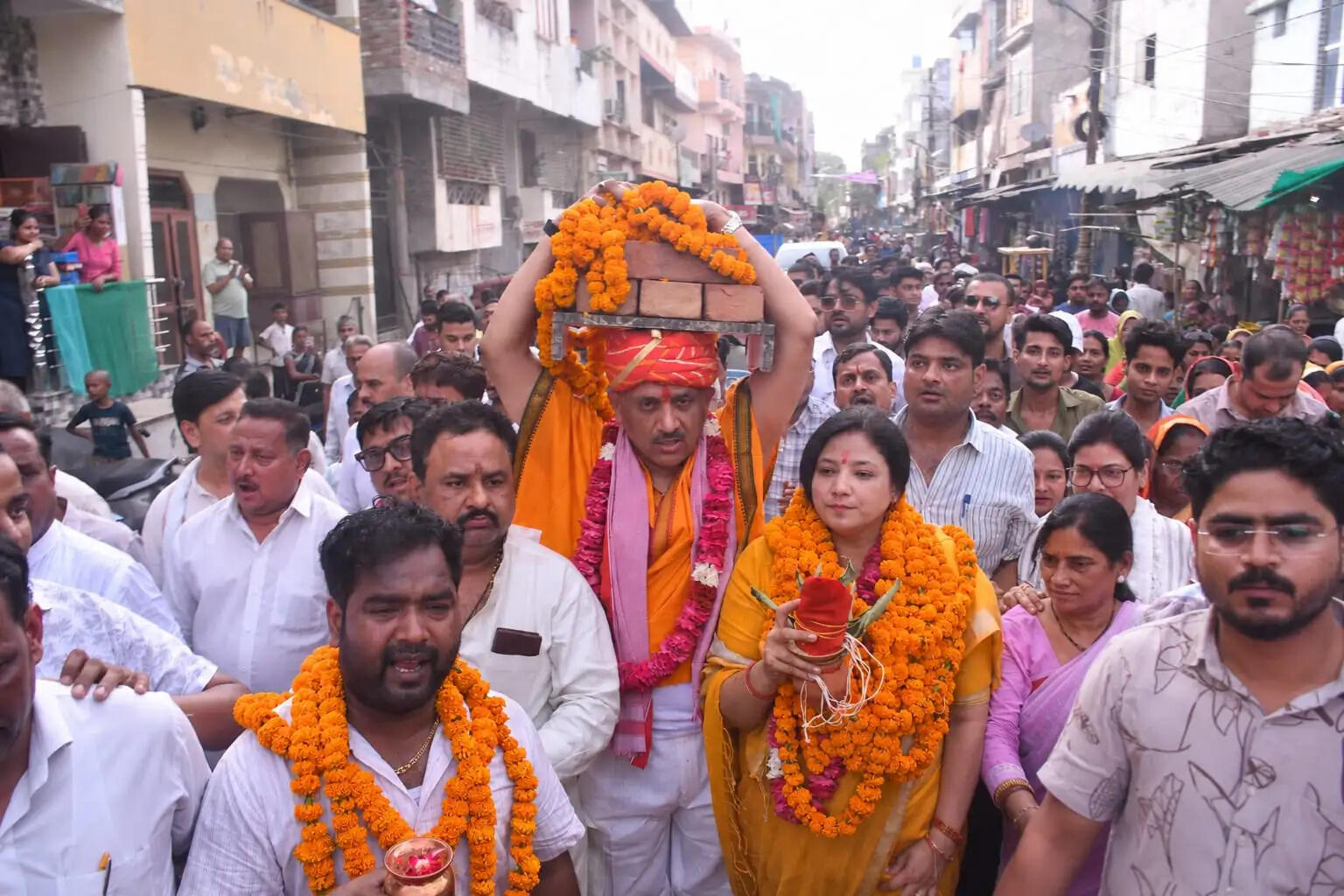 परमट प्राथमिक विद्यालय में “शिला स्थापना कार्यक्रम” कर विधायक ने पहने चप्पल