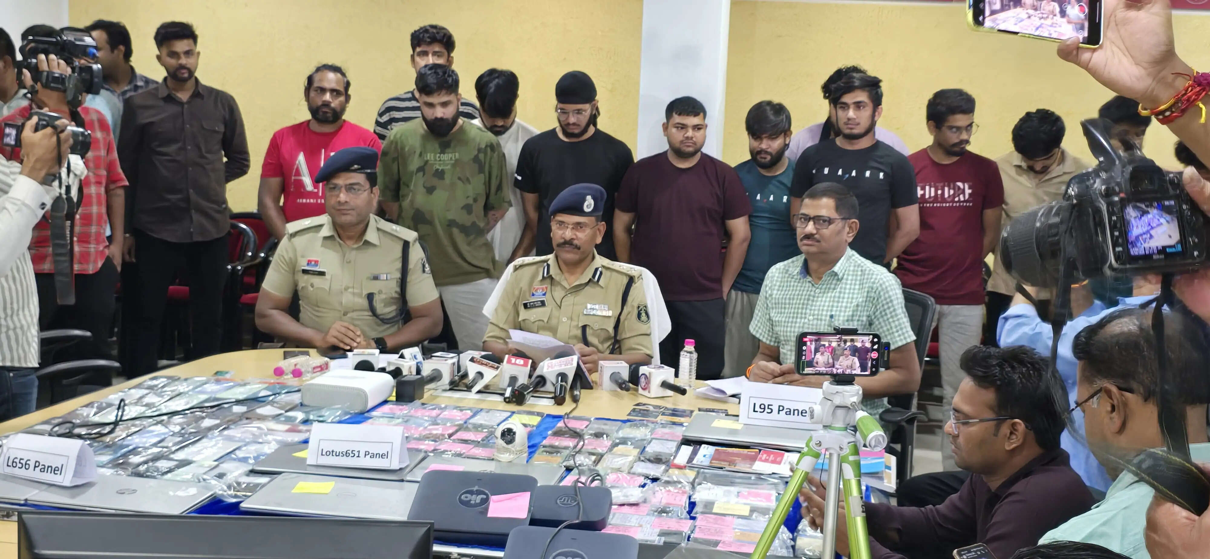 रायपुर : आनलाइन सट्टा संचालित करने वाले आठ अंतर्राज्यीय सहित कुल चौदह सटोरिए गिरफ्तार