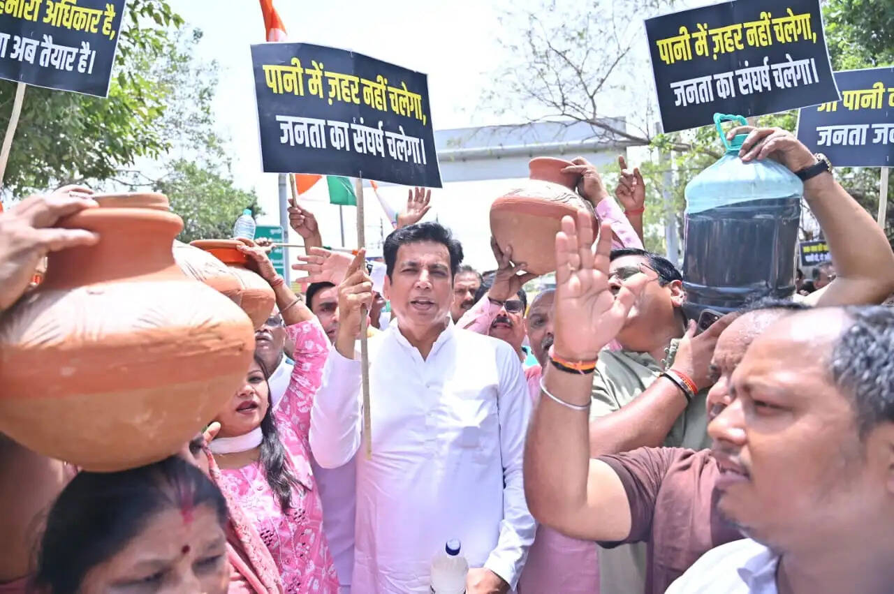 दिल्ली में जल संकट के विरोध में कांग्रेस कार्यकर्ताओं का प्रदर्शन