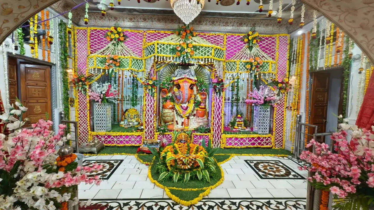 नहर के गणेशजी मंदिर में फूलबंगला महोत्सव और भजन संध्या, श्रद्धालुओं की उमड़ी भीड़
