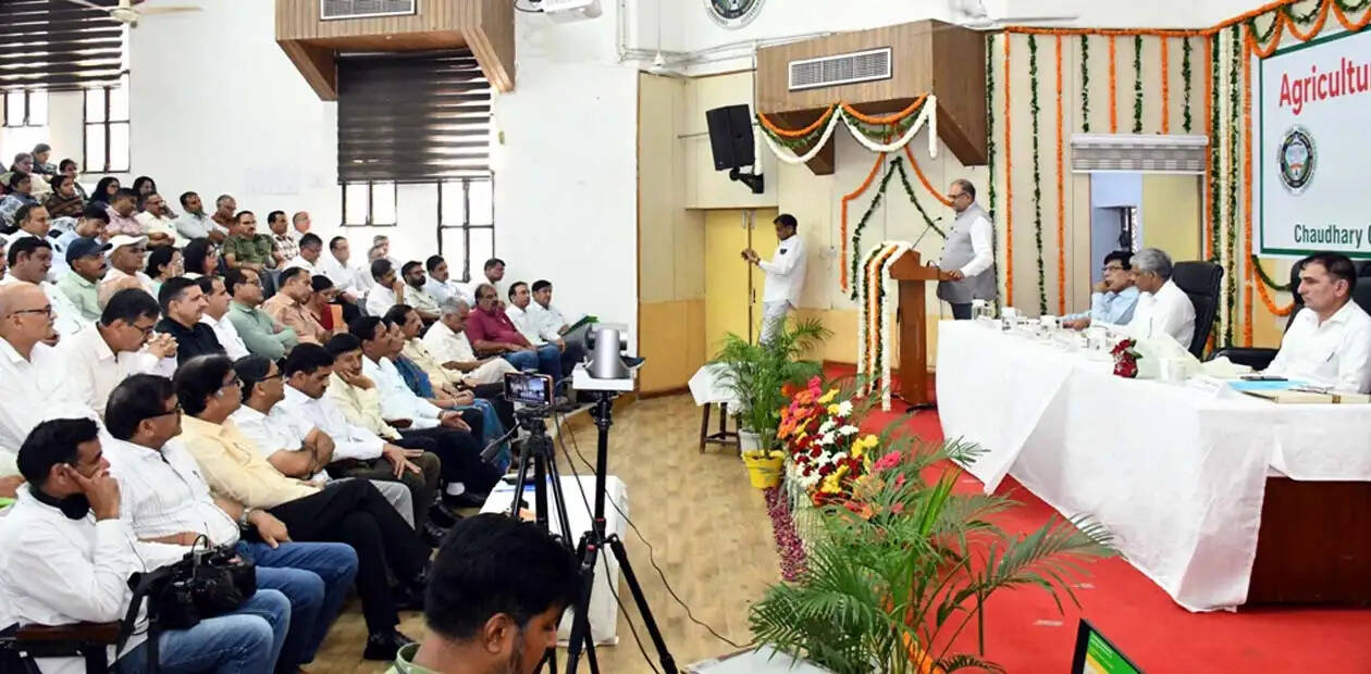 हिसार : आधुनिक तकनीकों को प्रभावी ढंग से किसानों तक पहुंचाना जरूरी : प्रो. बीआर कम्बोज