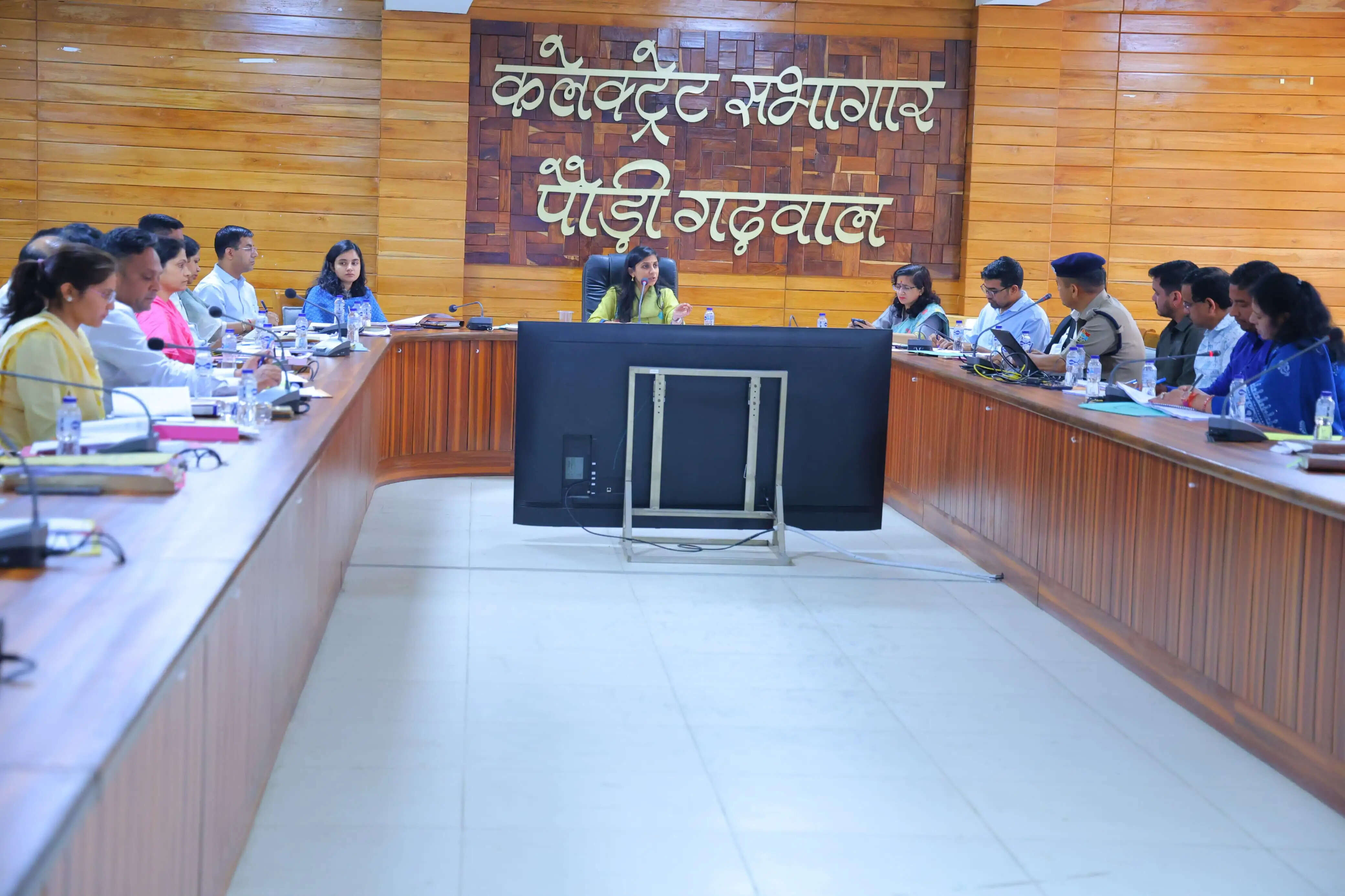 जिलाधिकारी ने राजस्व वसूली में तेजी लाने के दिए निर्देश