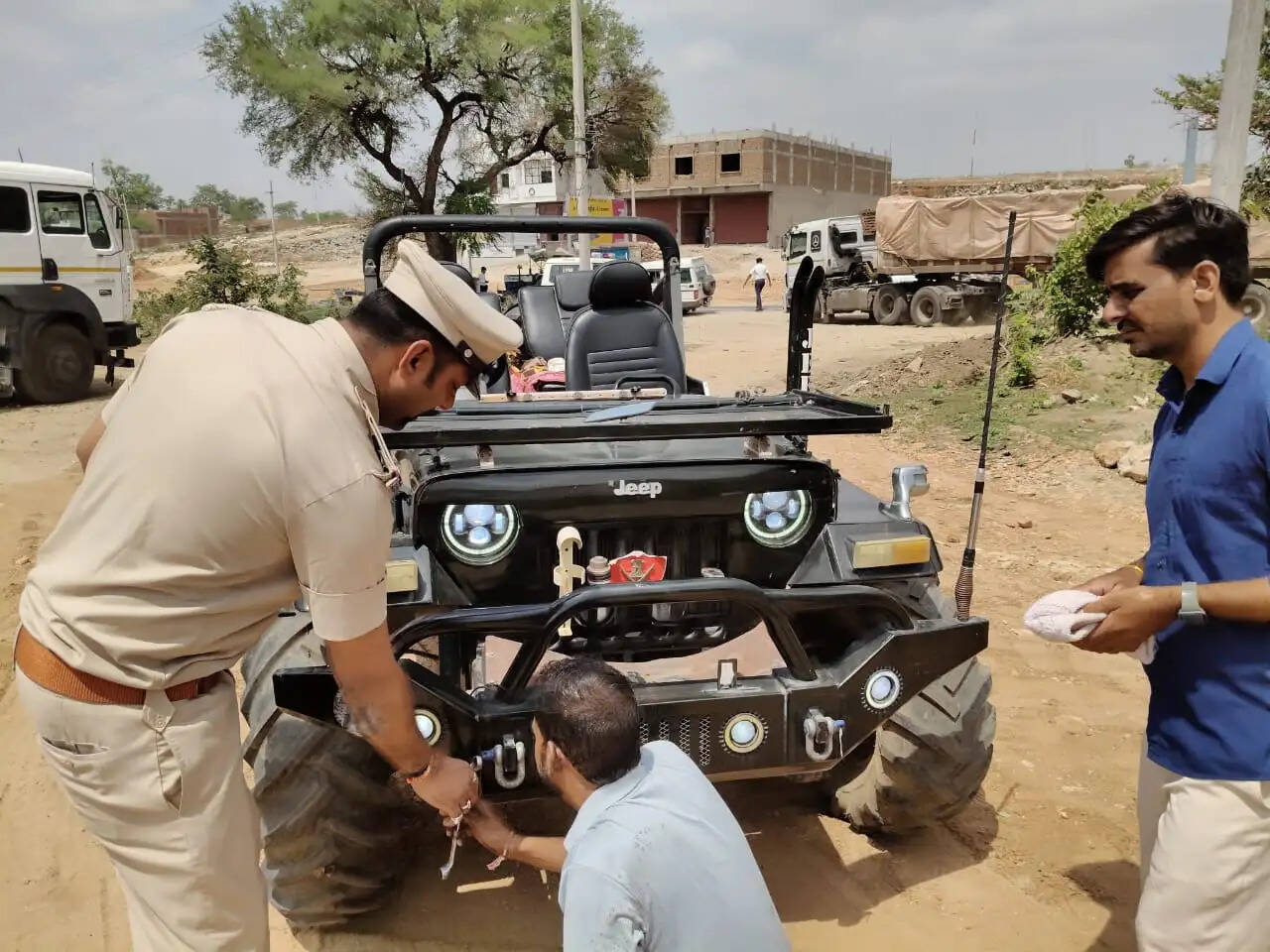 वीआईपी कल्चर और यातायात नियम तोड़ने वालों पर पुलिस का शिकंजा