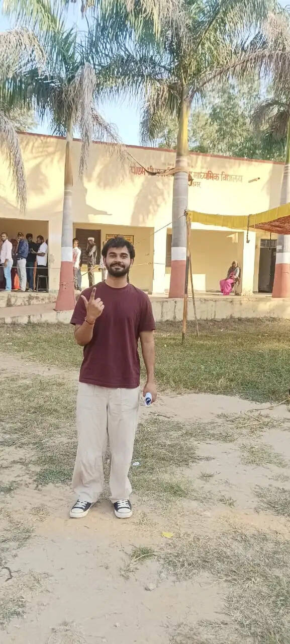 बेंगलूरू से गांव पहुंचा सॉफ्टवेयर इंजीनियर, पहली बार मतदान कर निभाया लोकतांत्रिक फर्ज