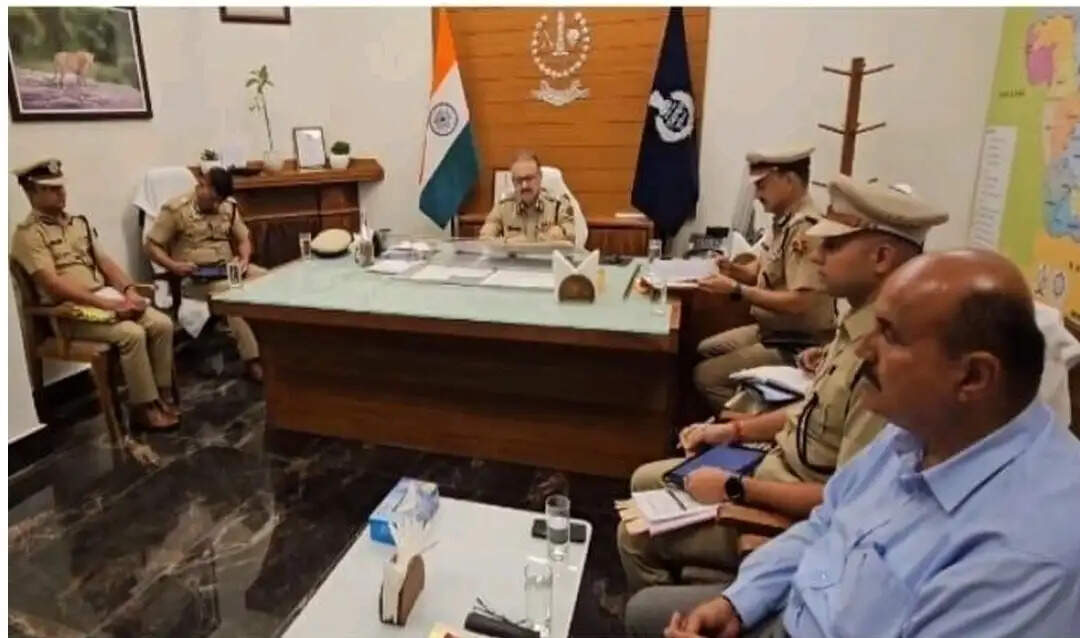 डीजीपी राजीव कुमार शर्मा ने ली अपराध समीक्षा बैठक:अपराधियों की संपत्ति जब्त करने और सीमावर्ती क्षेत्रों में विशेष सतर्कता के दिए निर्देश