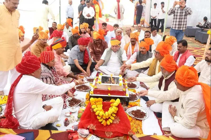 ग्वालियरः विधानसभा अध्यक्ष तोमर ने विजय दशमी पर वैदिक मंत्रोच्चारों के बीच किया शस्त्र पूजन