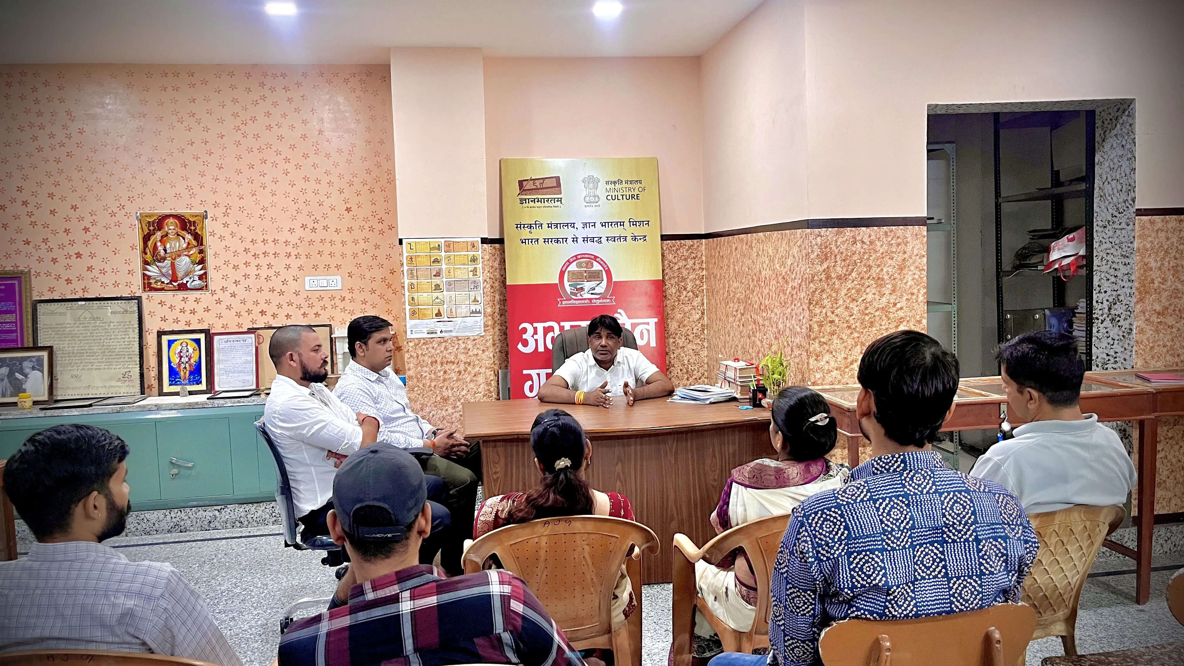 अभय जैन ग्रंथालय में पांडुलिपि धारकों की बैठक : जन-जन से जोड़ने पर विचार
