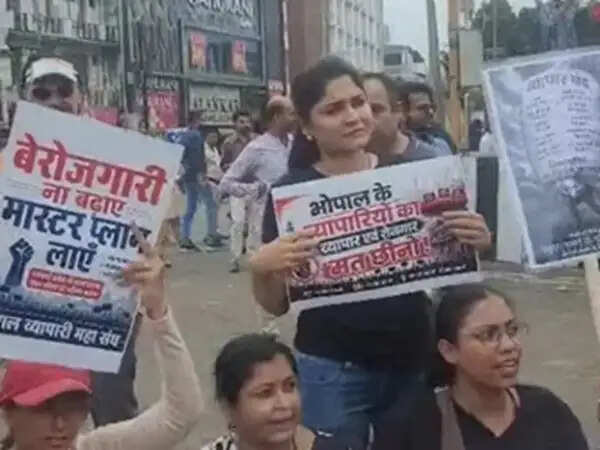 भोपाल में सीलिंग कार्रवाई के विरोध में व्यापारियों ने चक्काजाम कर किया प्रदर्शन, उग्र आंदोलन की दी चेतावनी