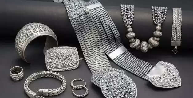 सर्राफा बाजार में सस्ती हुई चांदी, एक दिन में 5,100 रुपये तक घटी कीमत