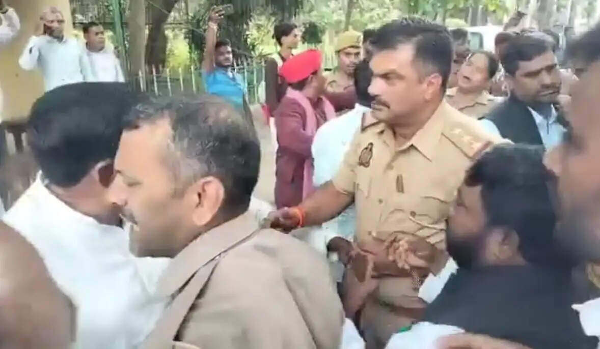 सपा जिलाध्यक्ष व कोतवाल आपस में तीखी बहस, एक दूसरे को चूड़ी पहनने की कही बात