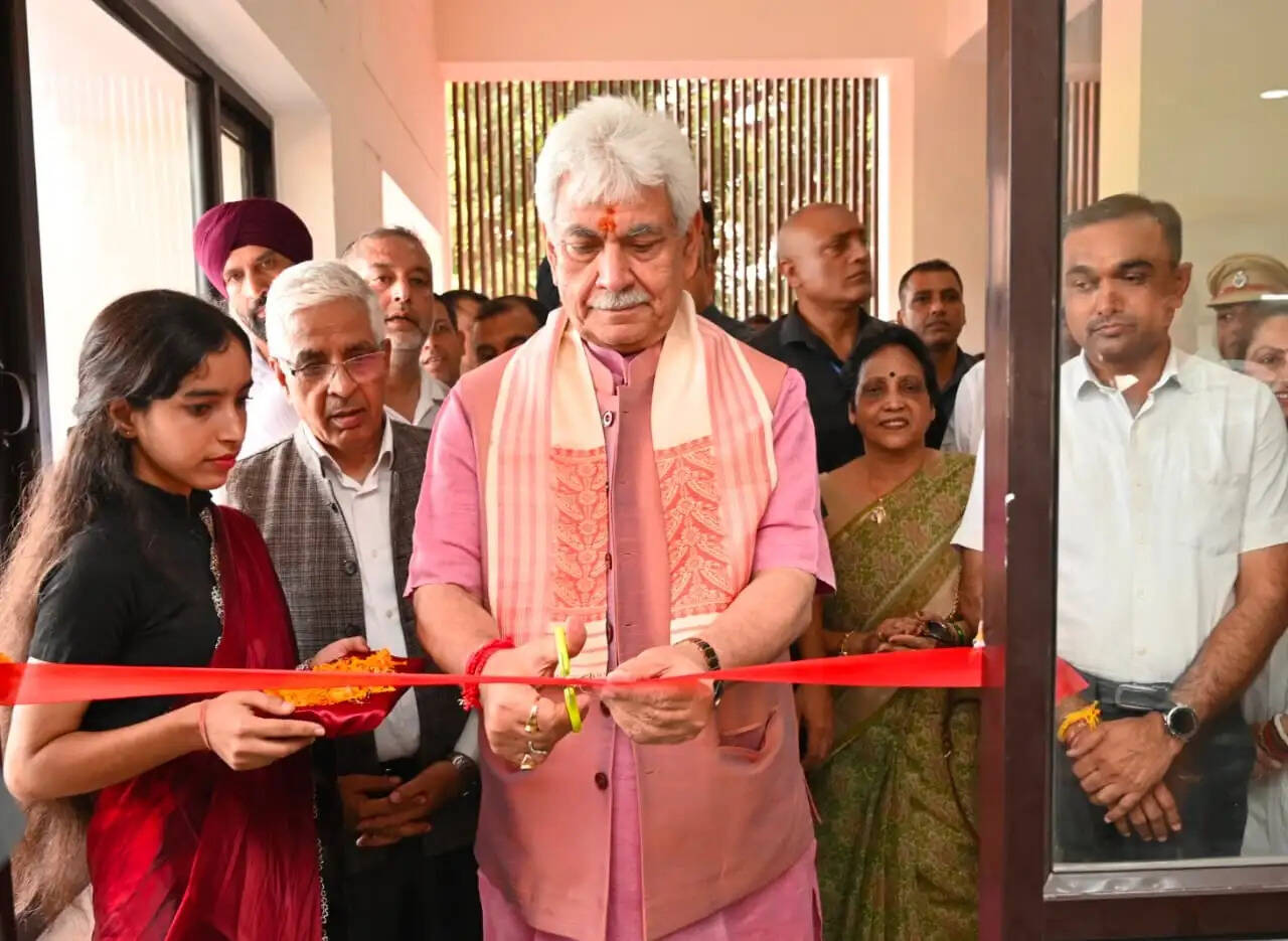 उपराज्यपाल मनोज सिन्हा ने आज जम्मू विश्वविद्यालय में कई नई सुविधाओं का उद्घाटन किया