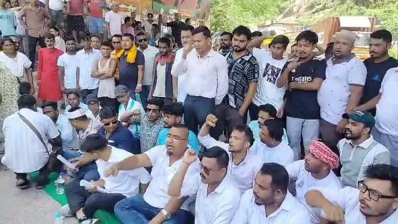 मेघालय में असम के वाहनों पर हमले के विरोध में जोरबाट में प्रदर्शन, एनएच-6 चार घंटे रहा जाम