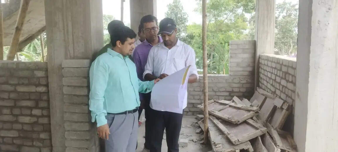 मदरसा भवन निर्माण में अनियमितता पर डीएम सख्त, कार्य रोकने के आदेश
