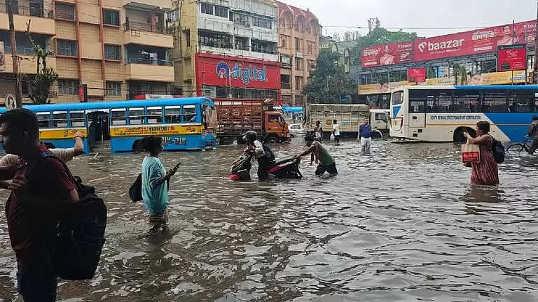 कोलकाता और आसपास बादलों ने तेजी से बदला मौसम का मिजाज, कोलकाता : एक घंटे में 130 मिमी तक बारिश