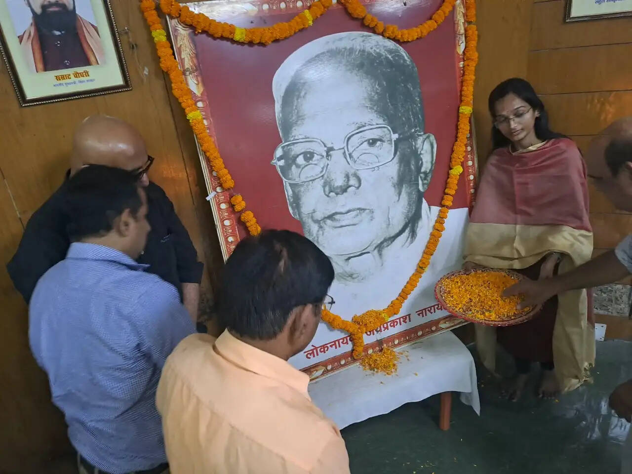 जेपी के जयंती के पूर्व संध्या पर जयप्रकाश विश्वविद्यालय में आयोजित कार्यक्रम में पहली बार जेपी के परिवार के सदस्यों को किया गया सम्मानित