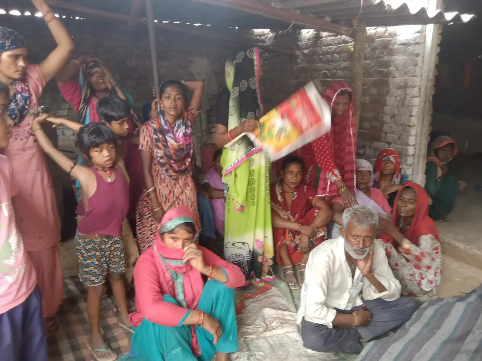 बिट्टू हत्याकांड : परिजनाें ने शव रखकर किया विराेध प्रदर्शन, हत्यारों के मकान पर चला बुलडोजर