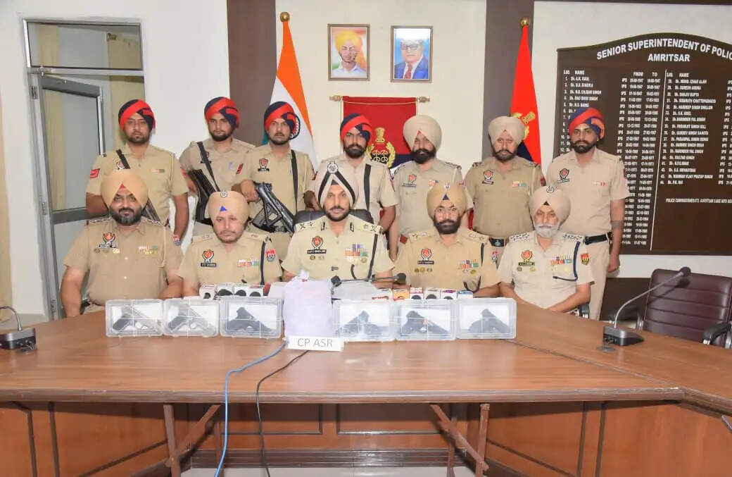 अमृतसरः 2.225 किग्रा हेरोइन और अवैध हथियारों के साथ दो आरोपित गिरफ्तार