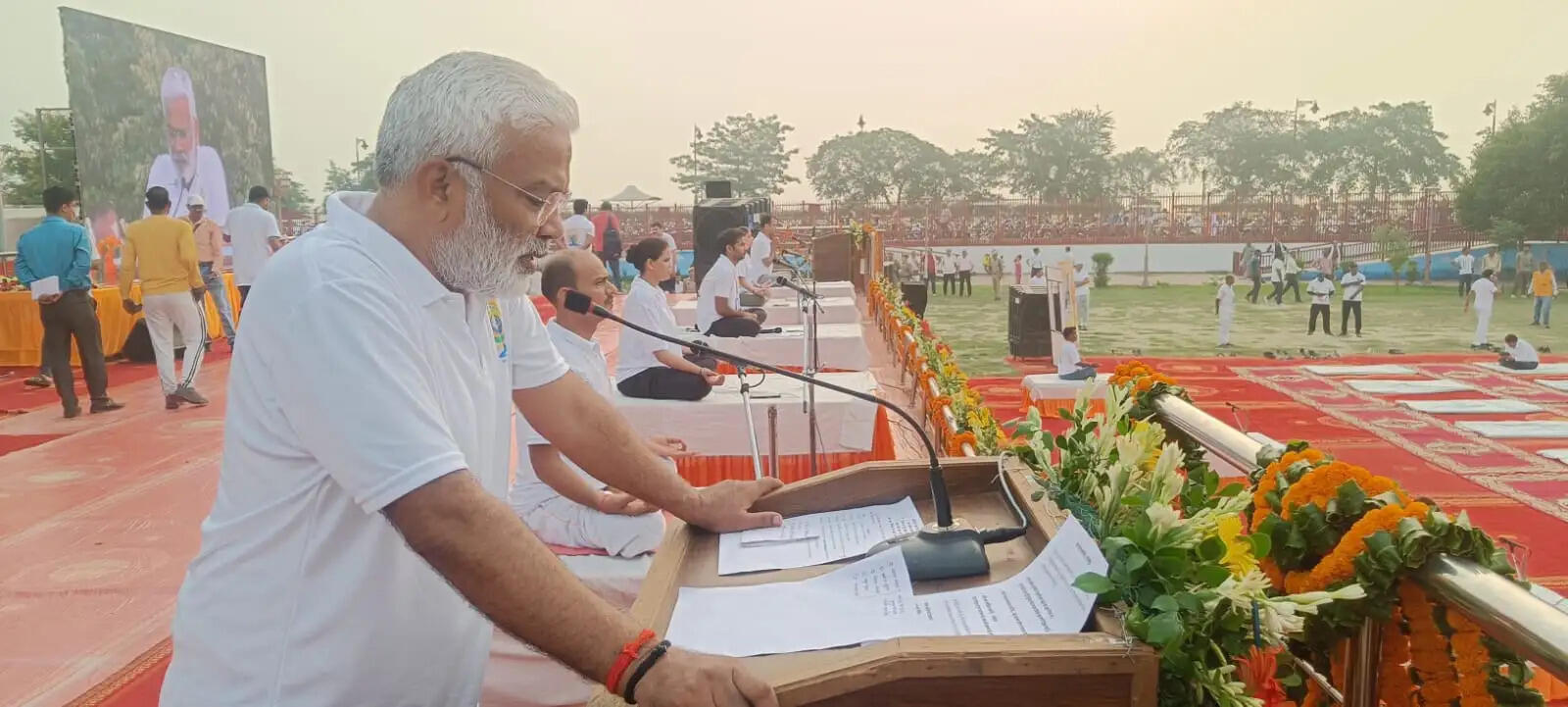 गाेरखपुर में प्रभारी मंत्री की उपस्थिति में हजारों लोगों ने किया सामूहिक योगाभ्यास