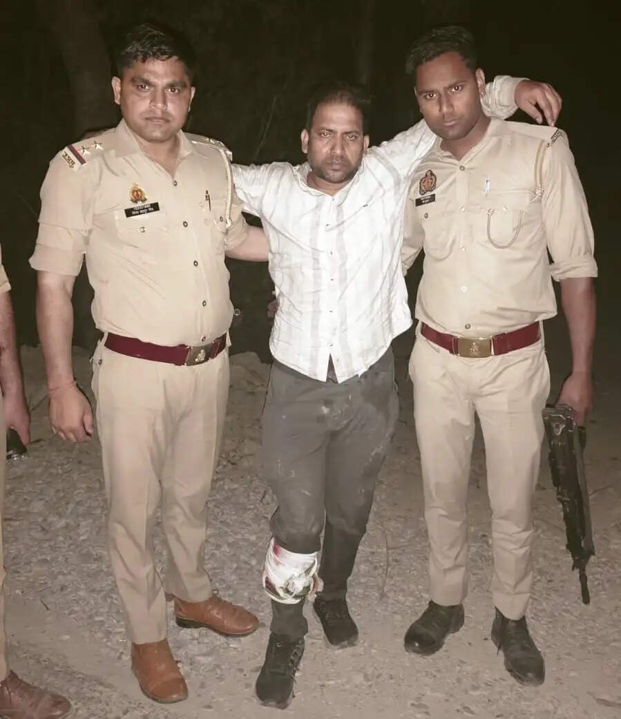 मुठभेड़ में दो शातिर गिरफ्तार, एक के पैर में गोली, चोरी का माल बरामद