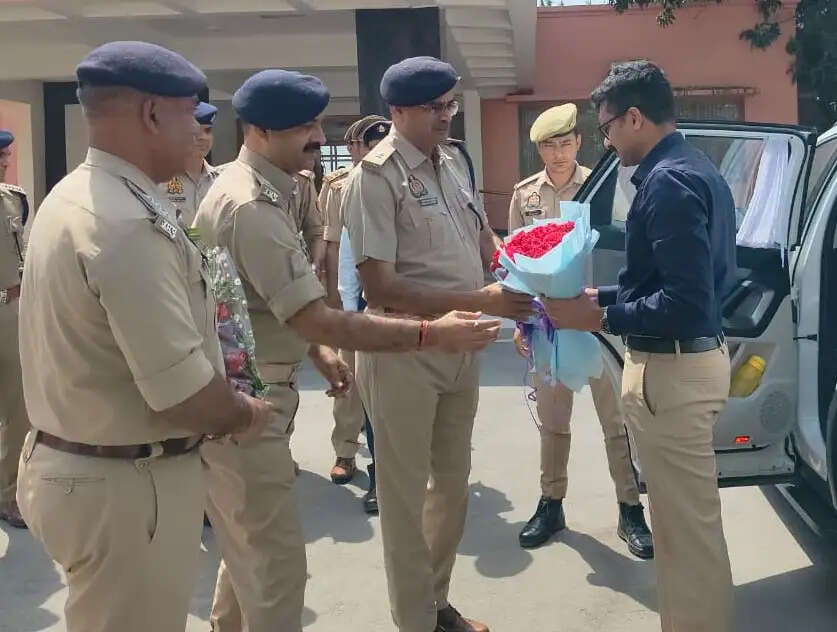 देवरिया में नये पुलिस अधीक्षक ने संभाला कार्यभार, अधिकारियों संग की बैठक