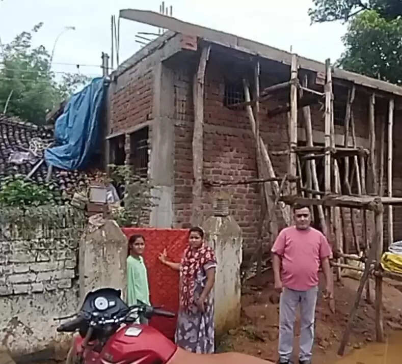 बिजली खंभा हटाने, छह माह से विभाग का चक्कर काट रही महिला