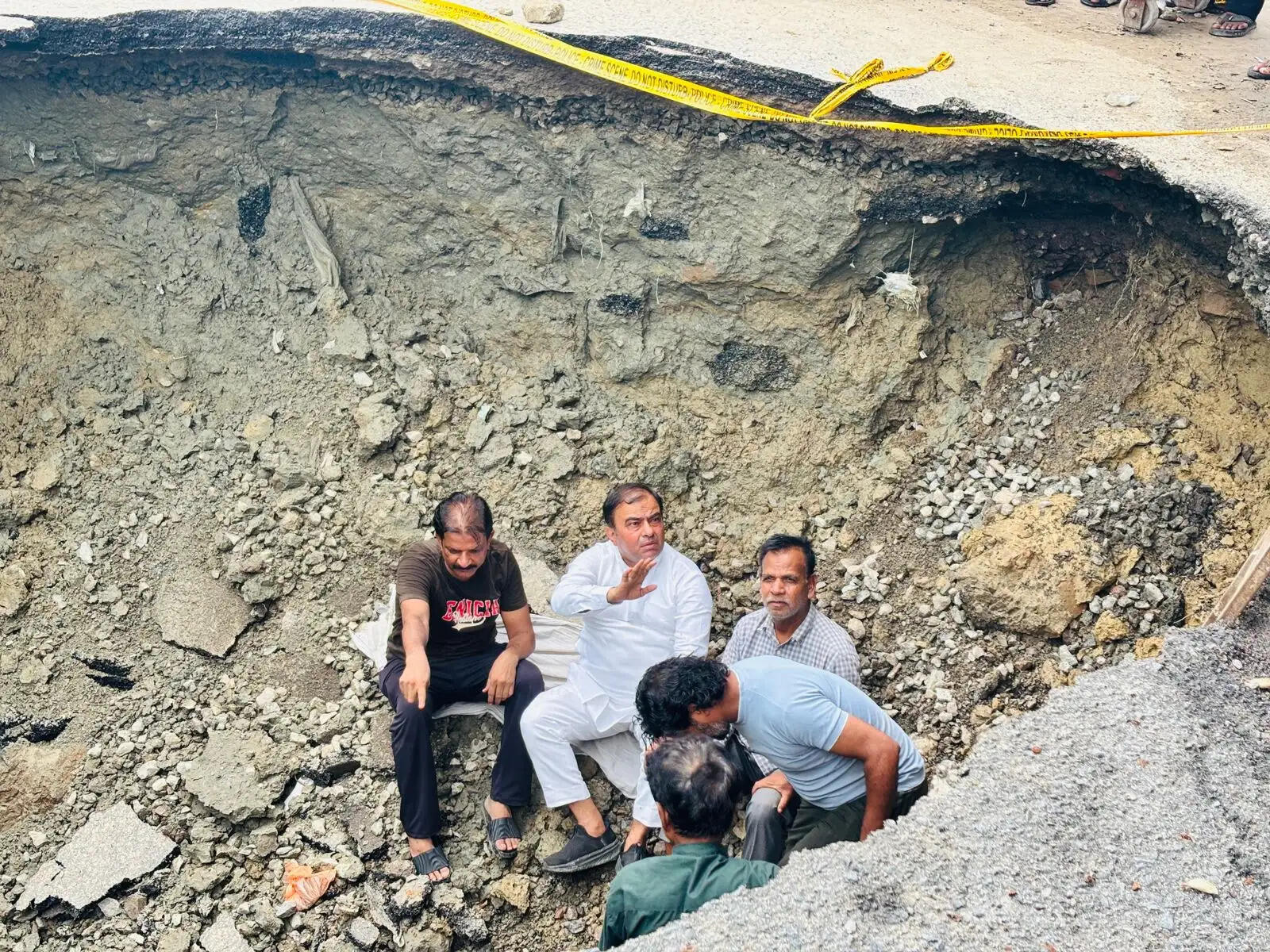 बारिश से धंसी सड़क पर बने 18 फीट गहरे गड्ढे में उतरे विधायक रूमी, लापरवाही पर जताई नाराजगी