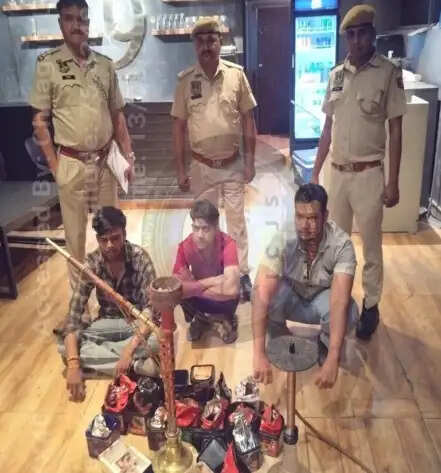 रूफटॉप पर चल रहा था अवैध हुक्का बार: पुलिस ने दबिश देकर तीन कर्मचारियों को पकड़ा