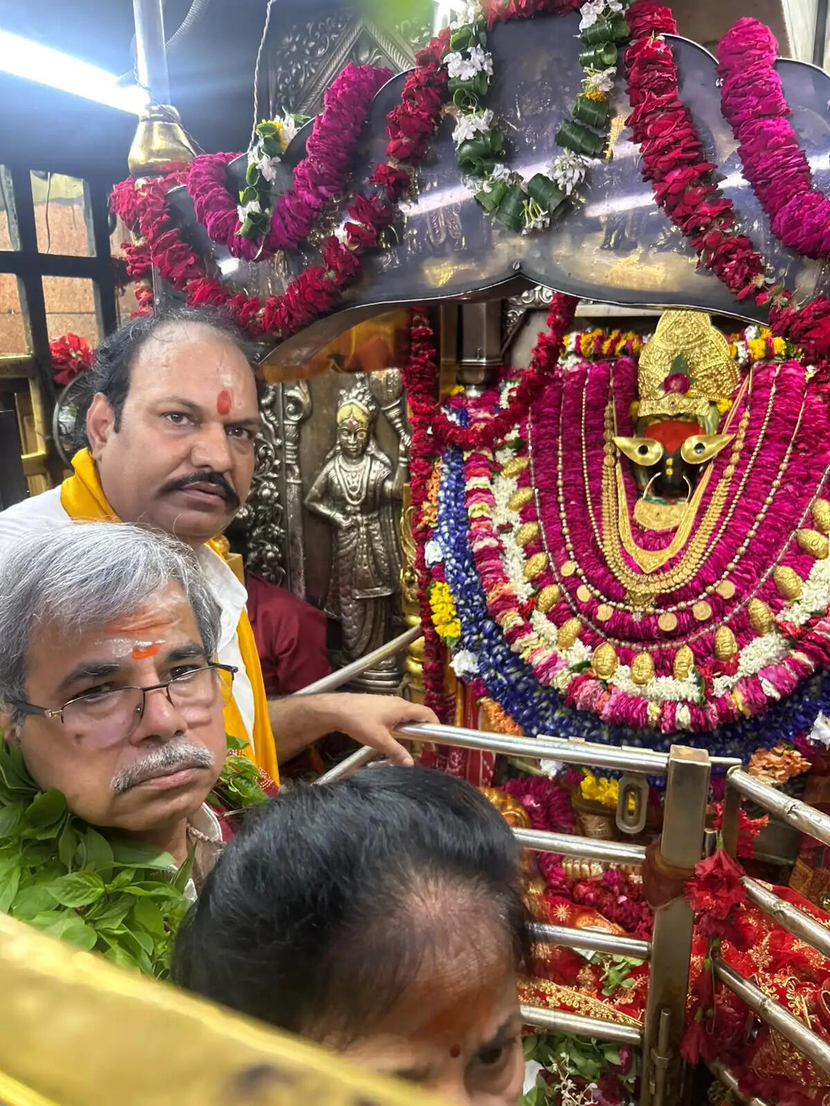 रेलवे बोर्ड अध्यक्ष ने परिवार संग मां विंध्यवासिनी के दरबार में टेका मत्था, स्टेशन का भी लिया जायजा