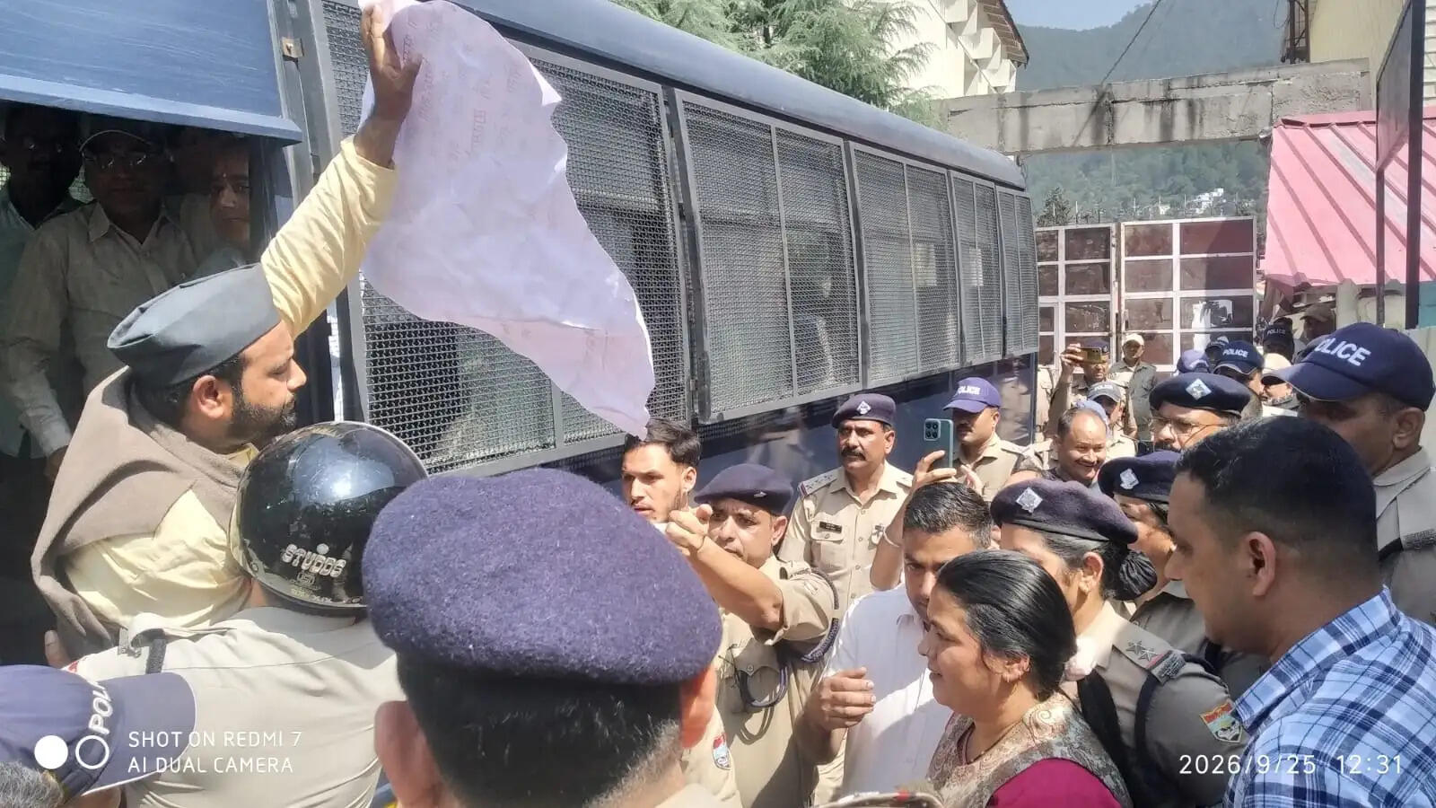 प्रभारी मंत्री के कार्यक्रम में कांग्रेसियों का प्रदर्शन,पुलिस से हुई नोकझोंक