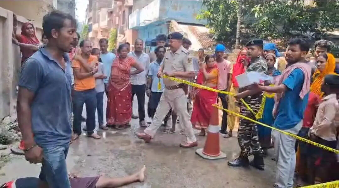 तीन मंजिला इमारत से कूदकर युवक ने दी जान, जांच में जुटी पुलिस