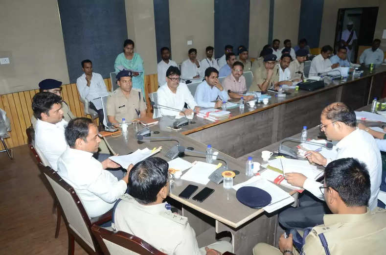 रायपुर : कलेक्टर-एसपी ने कानून व्यवस्था दुरुस्त करने अधिकारियों की बुलाई बैठक