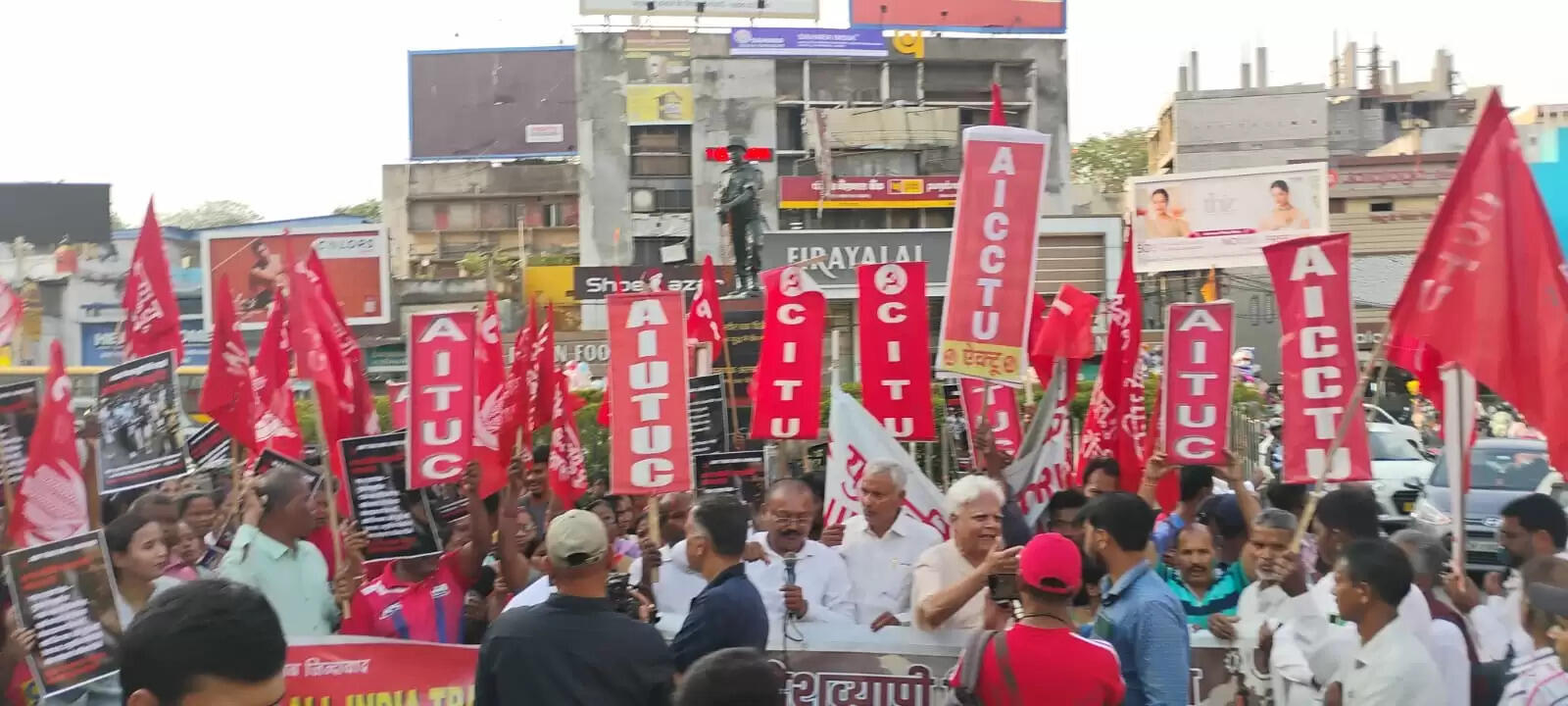 ट्रेड यूनियनों ने मजदूरों पर की गई कार्रवाई के खिलाफ किया प्रदर्शन