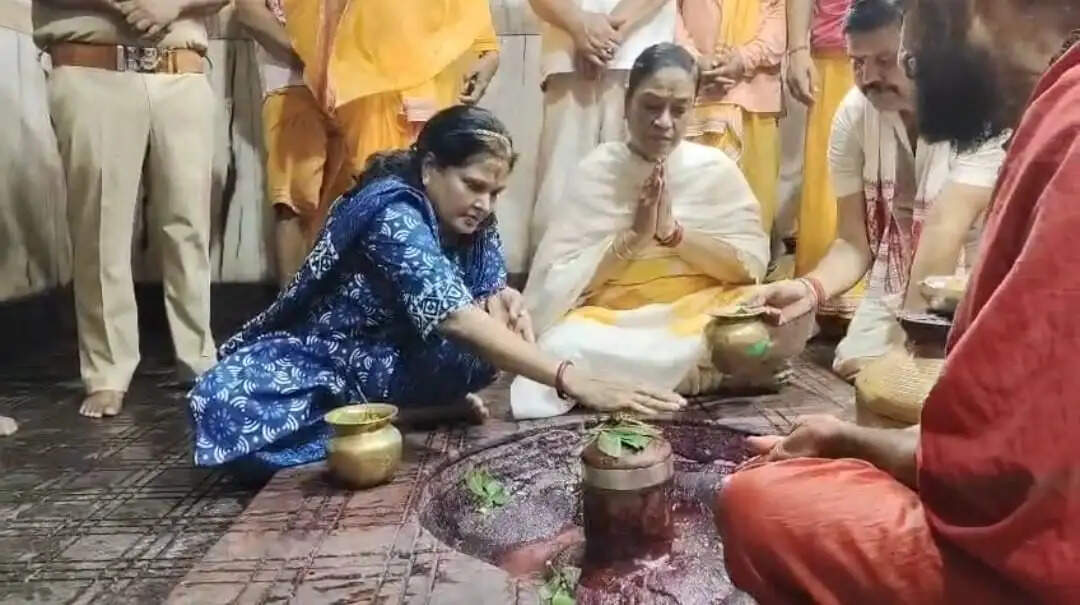 बासुकीनाथ धाम पहुंच डीजीपी तदाशा मिश्रा, पूजा-अर्चना कर श्रावणी मेला की तैयारियों का लिया जायजा