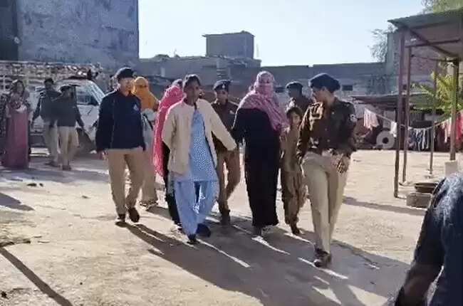 मप्र के रतलाम में अवैध ड्रग फैक्टरी पर पुलिस का छापा, 16 आरोपित गिरफ्तार