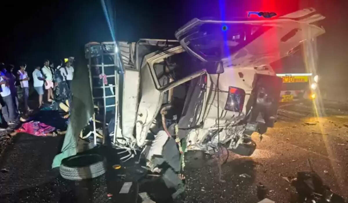 आंध्र प्रदेश के कर्नुल में सड़क हादसा, कर्नाटक के आठ श्रद्धालुओं की मौत, 12 घायल