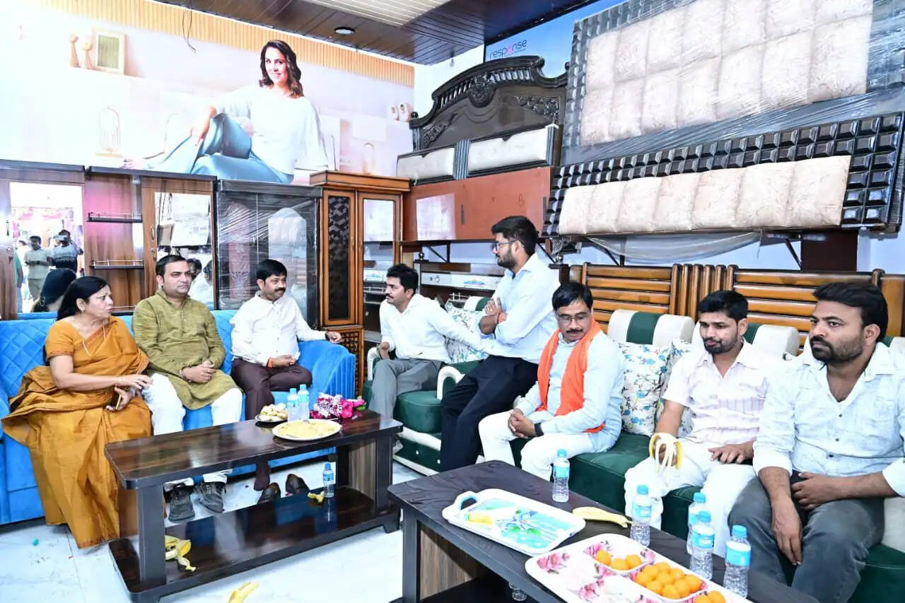 मंत्री नन्दी ने नैनी में शोक संतप्त परिवारों से की मुलाकात, बंधाया ढांढस