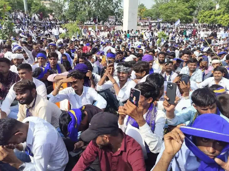 डांगावास कांड में आरोपिताें के बरी होने के विरोध में चंद्रशेखर आजाद का जयपुर के शहीद स्मारक पर प्रदर्शन