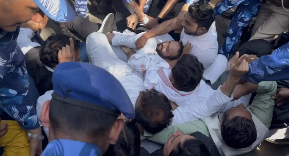 चिब की गिरफ्तारी के विरोध में युवा कांग्रेस का प्रदर्शन, 20 से अधिक नेता हिरासत में