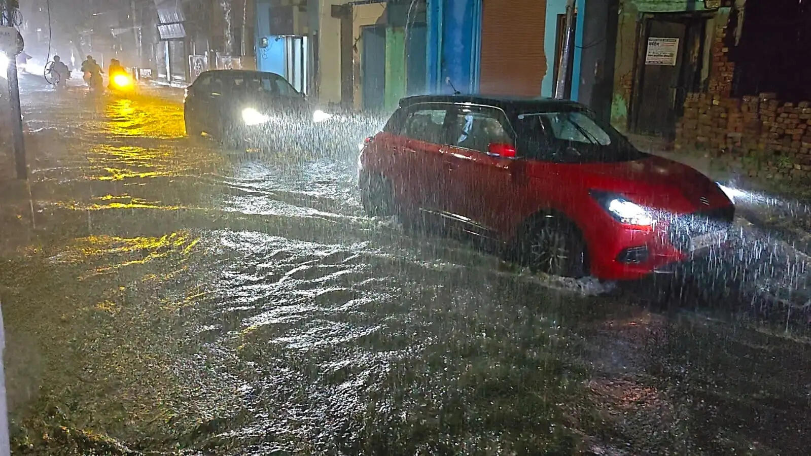 जौनपुर में झमाझम बारिश से मिली गर्मी से राहत, जलभराव ने खोली नगर पालिका के दावों की पोल