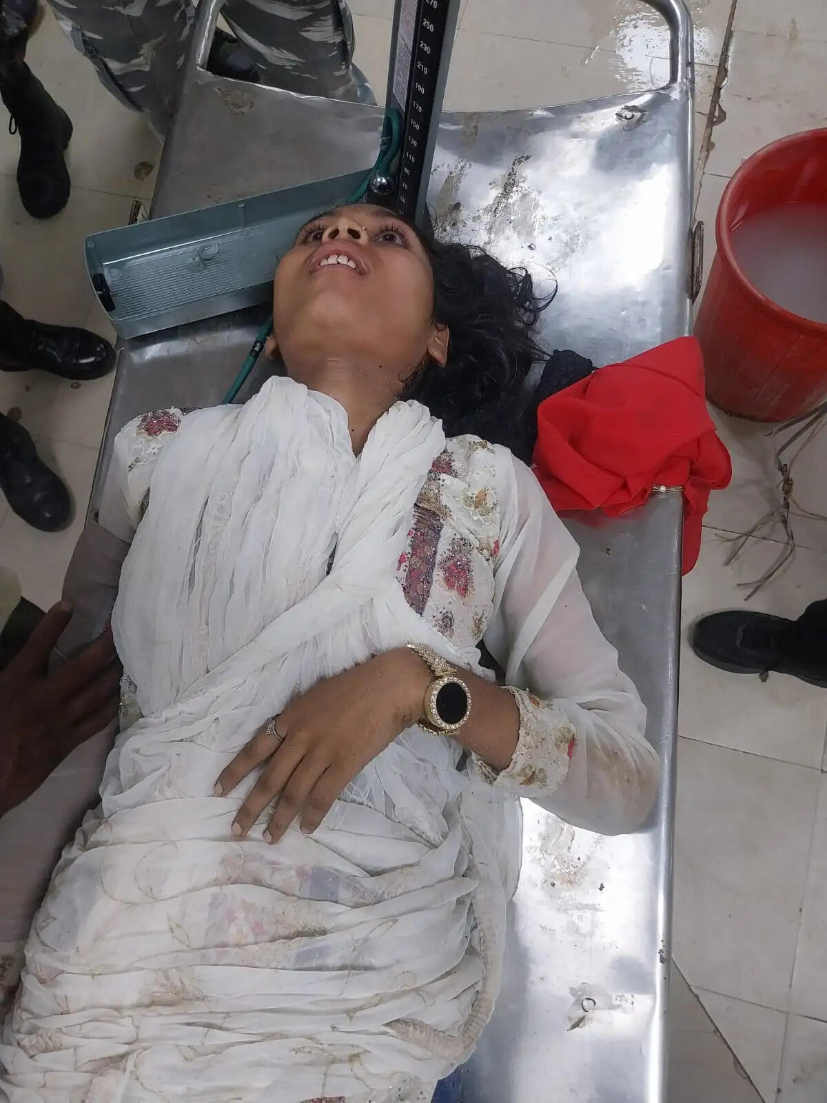कोयल नदी की पुल से युवती ने लगाई छलांग, भर्ती